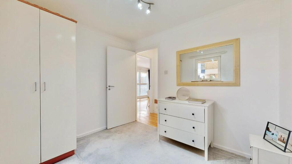 85 Tivoli Court, Rotherhithe Street, London, Se16 5ud London
